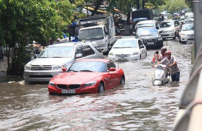 Kinh nghiệm lái xe mùa mưa và cách xử lý khi ô tô bị nước ngập