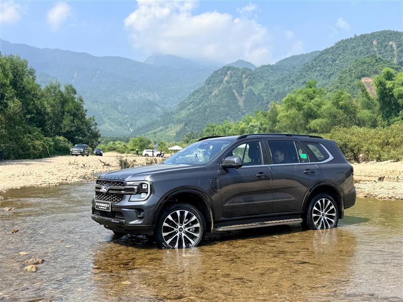 Cận cảnh Ford Everest động cơ xăng 2.3 mới, giá 1,63 tỷ đồng