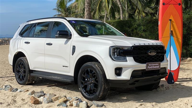 Soi chi tiết Ford Everest 2023 phiên bản Sport giá 'mềm' tại Việt Nam